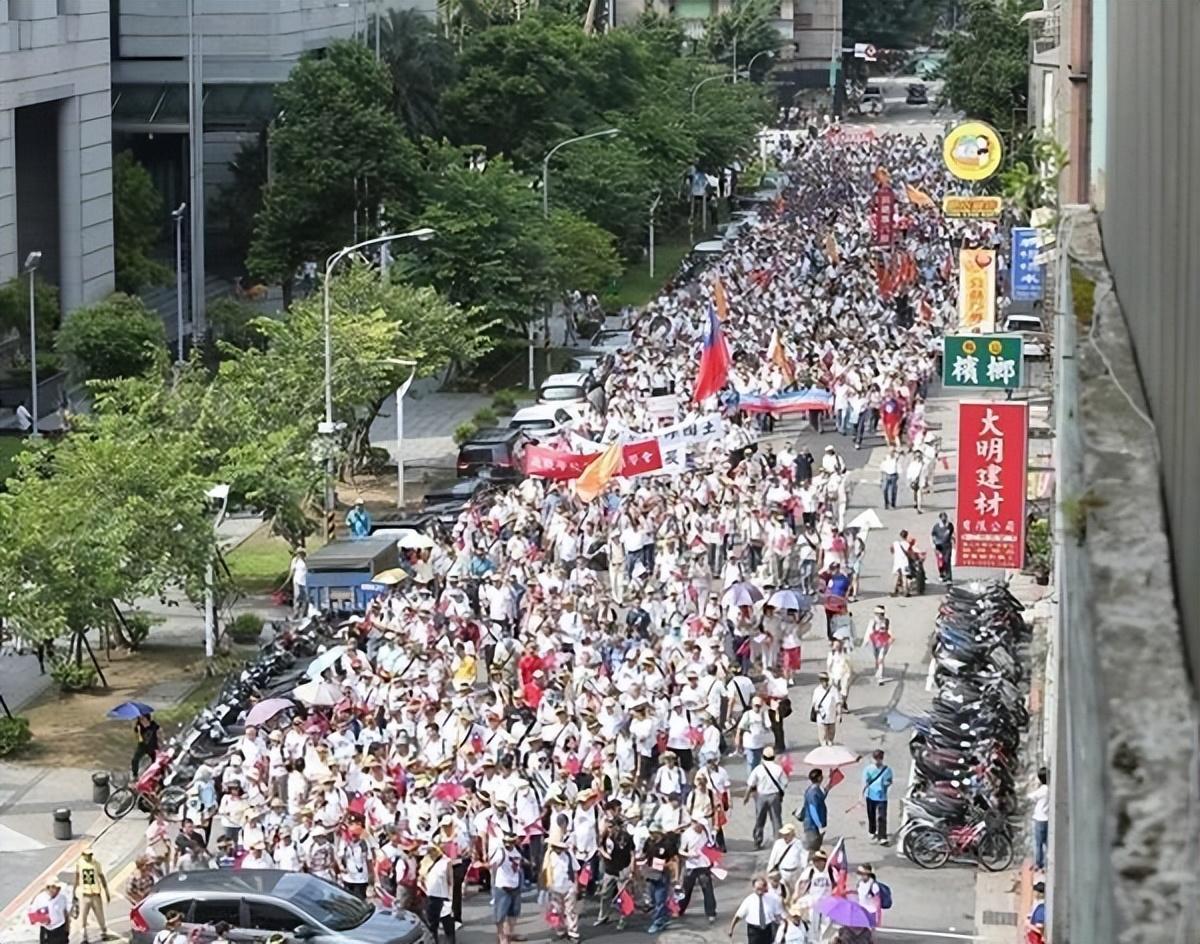 马斯克神秘计划揭秘，每日随机向选民发放百万现金与巷弄探秘小店指南