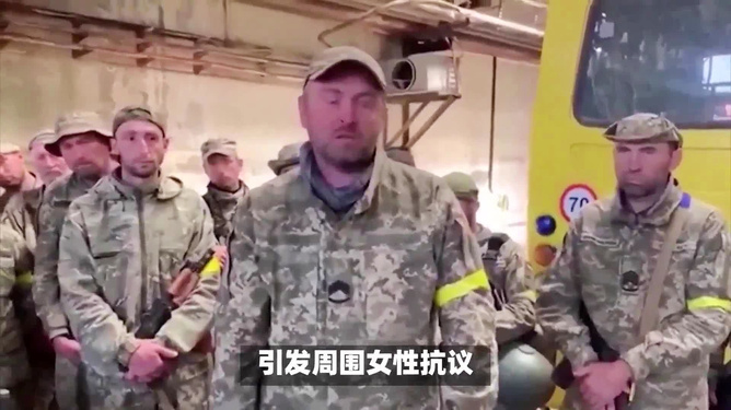 乌军突袭购物中心，多人被当场拖走参军，局势紧张升级