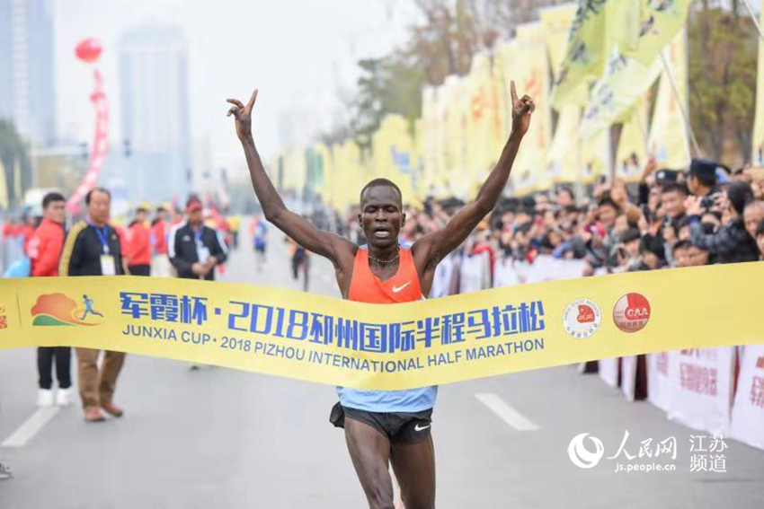 半程马拉松赛场冲刺对决，男子冲刺冲击瞬间引爆现场紧张气氛！