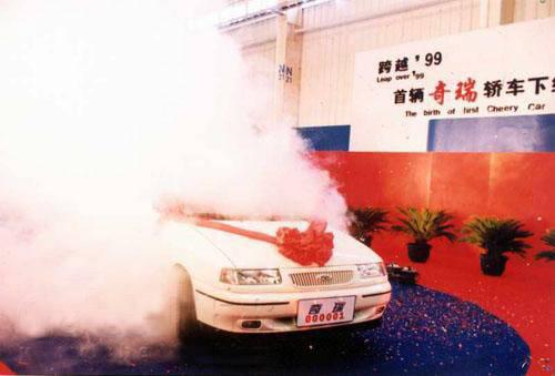 神十九船箭组合体垂直转运，太空探索新里程碑