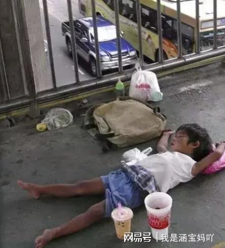 大爷乞讨刷视频