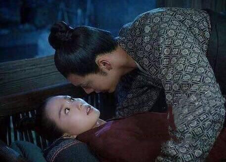 女主播深夜直播惊魂，拒绝搭讪后的意外碰撞事件
