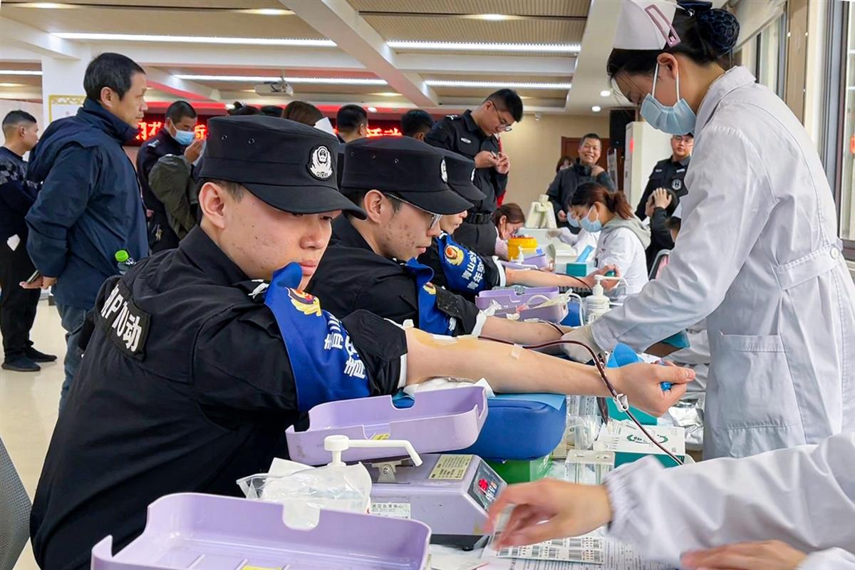 民辅警智能集结献血系统，紧急时刻的科技力量闪耀，18人快速响应拯救伤者