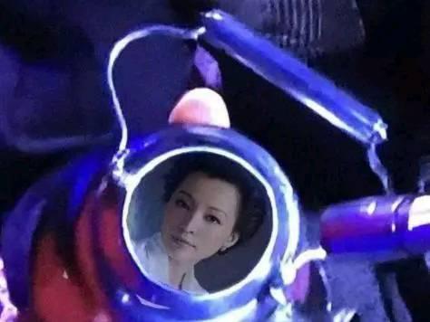 董卿携子观刘谦科技魔法演出，探秘高科技产品盛宴