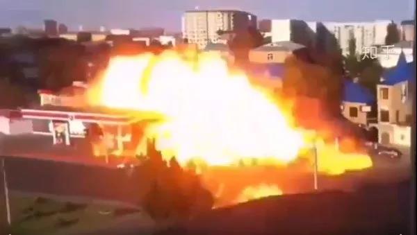 车臣加油站爆炸瞬间，日常冒险的惊险瞬间