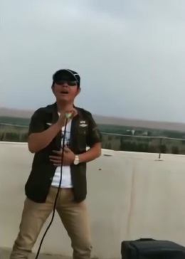 温馨日常故事，刀郎脸小伙收获满满人缘的奇妙经历