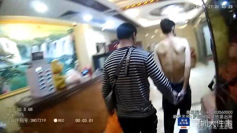 从晴天打伞到小区英雄，盗窃案揭示变化的力量与自信的成就之路