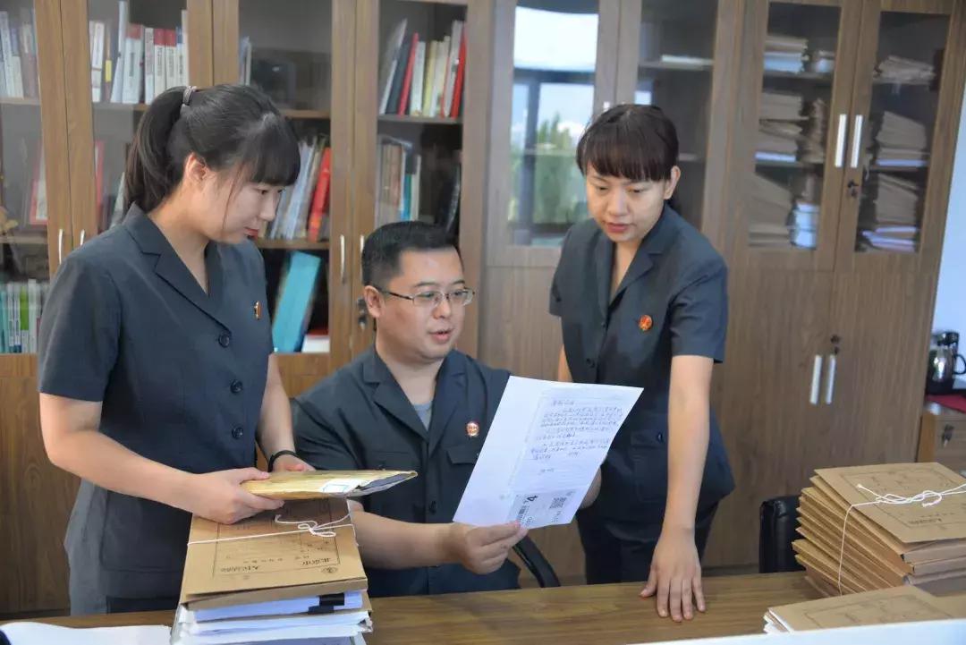 蓝罐曲奇逆袭之路，赔偿背后的秘密小店与皇冠曲奇的较量故事揭秘