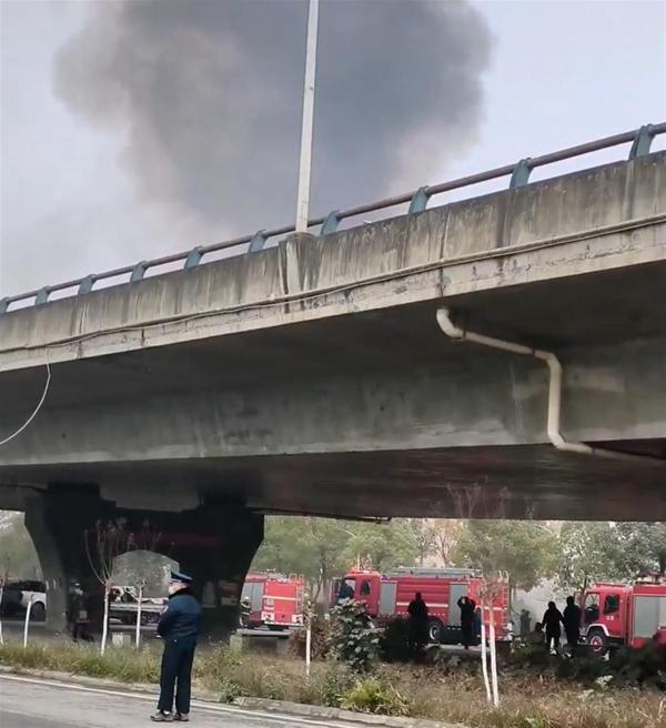 四川居民楼深夜起火事件，多方观点分析与个人立场阐述