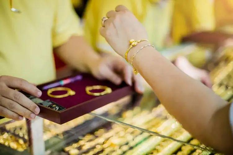 足金饰品零售价突破关口，金价攀升爱的纽带更坚固