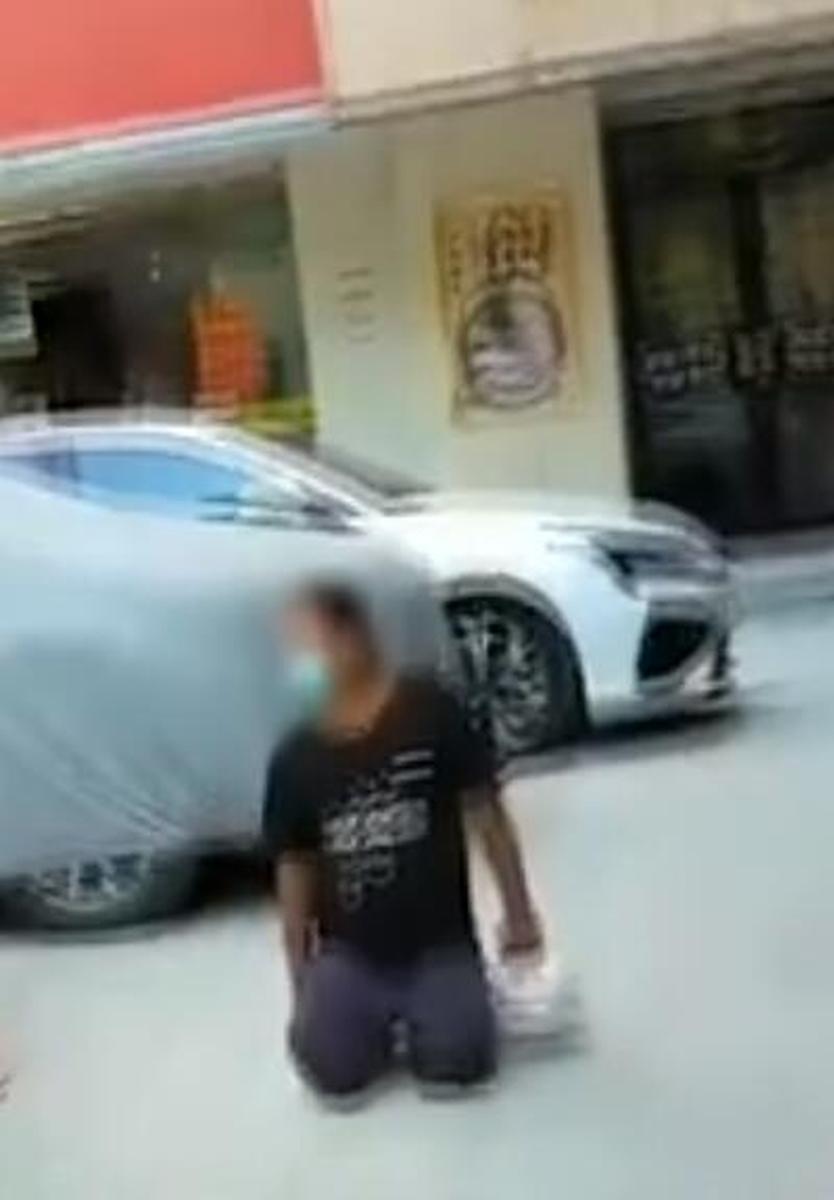 男子进店卖小工艺品遭拒，下跪求助无果