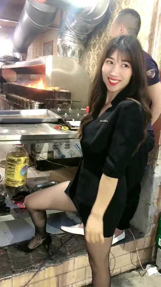 烧烤店老板娘展现自信之美，无畏打击报复，力量与变化的展现