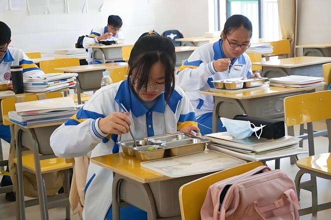 学生自带饭需蹲教室外吃？官方回应引发关注——自然鼓舞的力量之旅标题建议仅供参考，具体请以实际情况为准。