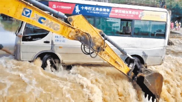 村主任开挖机撞倒村民事件