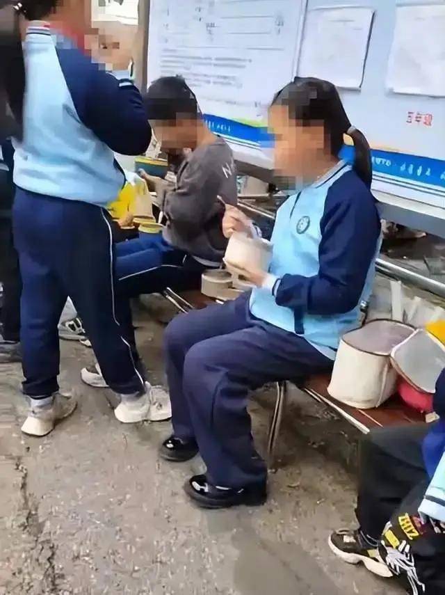 学生自带饭要蹲教室外吃？官方对此作出回应。